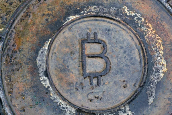 Altın Bitcoins yeni sanal para yakın çekim mavi bir arka plan fotoğraf