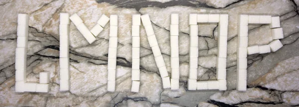 Alfabe yapılmış beyaz arka plan part 2 çivi. K, L, M, N, O, P, Q ve R harfleri