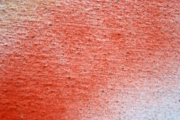 Beyaz arka planda izole edilmiş kırmızı barutun patlaması hareketsiz. Kırmızı toz bulutunun soyut tasarımı. Parçacık patlaması ekran koruyucusu, duvar kağıdı