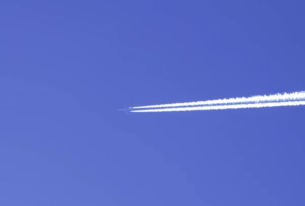 Самолет Высоко Небе — стоковое фото