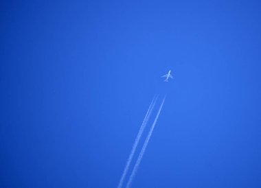 Gökyüzünde bir uçak