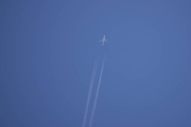 Gökyüzünde bir uçak