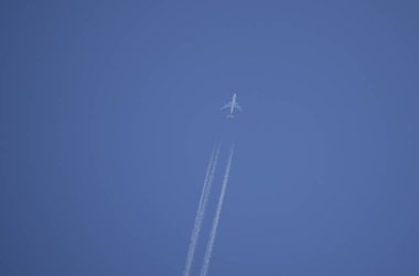 Gökyüzünde bir uçak