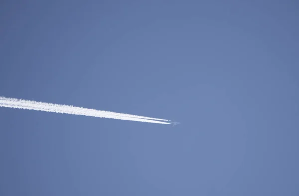 Avión Vuelo Saliendo Estela Detrás — Foto de Stock