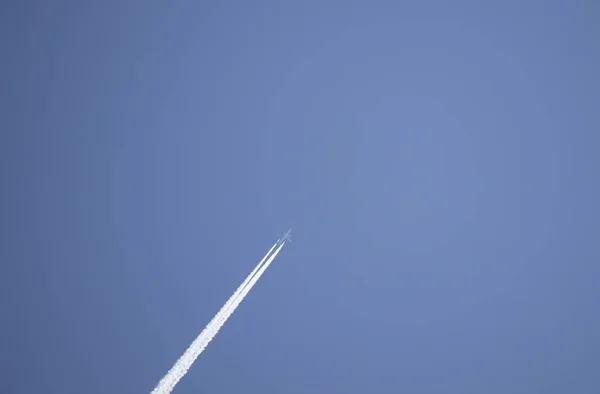 Avión Vuelo Saliendo Estela Detrás — Foto de Stock