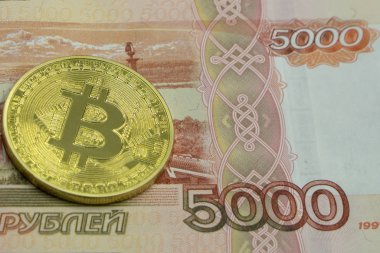 Bitcoin, yeni sanal para fiziksel sürümü. Cryptocurrency, altın ve dolar yatırımcılar için kavramsal görüntü