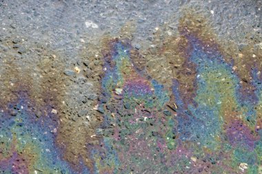 Yağ birikintisi asfalt yol arka plan üzerinde