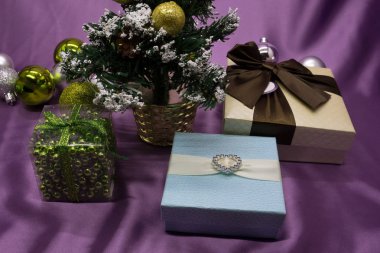 Küçük Noel ağacı küçük hediye kutusu, çam kozalakları,