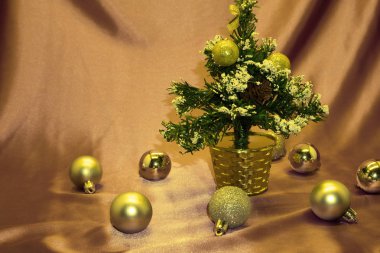 Noel dekorasyon ağaç, baubles ve parlayan ışıklar arka plan üzerinde hediyeler