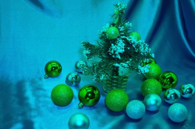 Pembe balonlar, kurdeleler, kar taneleri ve onları altında oyuncaklar ile süslenen Noel ağacı.