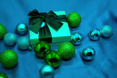 hediye kutusu, çam dalları ve Noel mavi arka plan