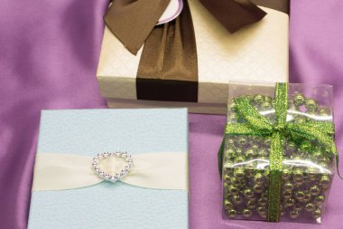 hediye kutusu beyaz masada. renkli hediye kutusu.