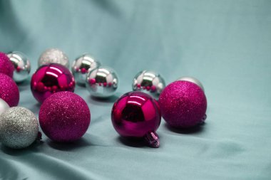 koyu kırmızı zemin üzerine kırmızı ve gümüş Noel süsleri