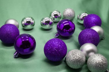 kalp yeşil arka plan üzerinde Noel topları ile kaplı