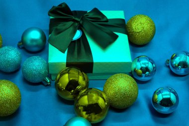 hediye kutusu, çam dalları ve Noel mavi arka plan