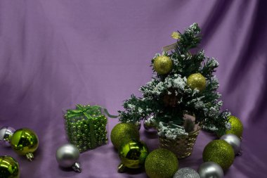 Mor arka plan üzerinde hediyeler ile Noel ağacı.