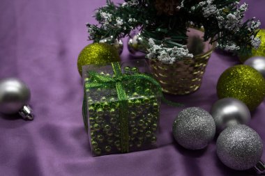 Mor arka plan üzerinde hediyeler ile Noel ağacı.