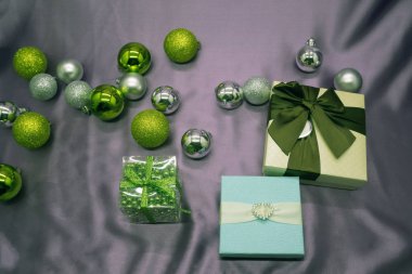 Noel koleksiyon, hediyeleri ve dekoratif süsler, mavi arka plan.