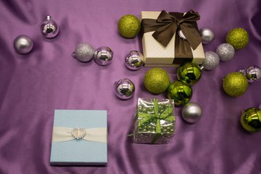 Noel koleksiyon, hediyeleri ve dekoratif süsler, mavi arka plan.