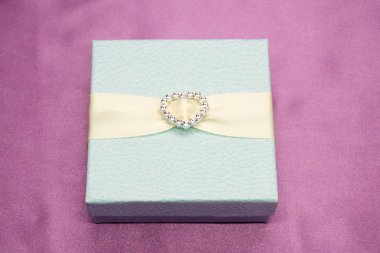 Kırmızı lüks Noel hediyesi. Noel hediyesi. Mutlu yeni yıl Noel hediye kutusu ile arka plan. Noel Kutlamaları.