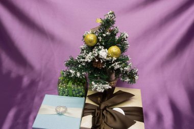 Ağacın altında Noel hediyeleri