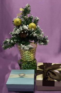 Ağacın altında Noel hediyeleri