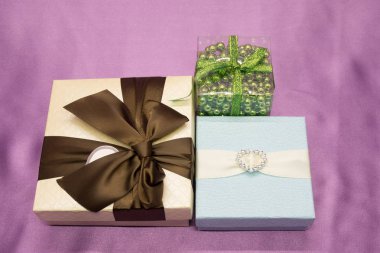 Kırmızı lüks Noel hediyesi. Noel hediyesi. Mutlu yeni yıl Noel hediye kutusu ile arka plan. Noel Kutlamaları.