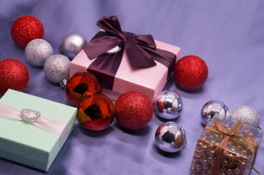 Süslemeli Noel hediyesi kutuları