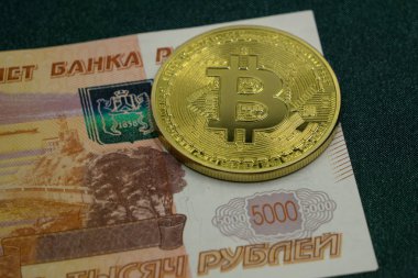 Bitcoin Rus banknotlar üzerinde. Closeup makro çekim