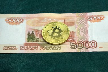 Altın bitcoins ve para 5000 ruble Rus ruble ve