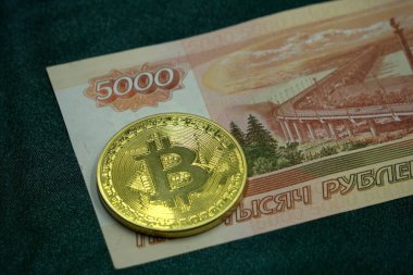 Kağıt arka plan üzerinde gümüş bitcoin