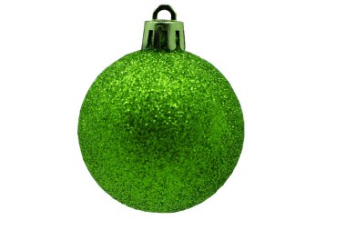 Beyaz arkaplanda izole edilmiş yeşil noel topu .