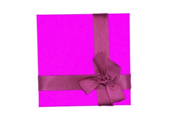 Pembe hediye beyaz izole pembe saten şerit yay ile mevcut sarılmış ,