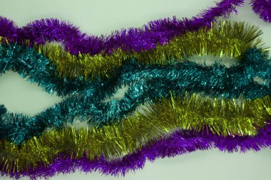 Beyaz ve yeşil Noel ağacı topları mor gelin teli ile .