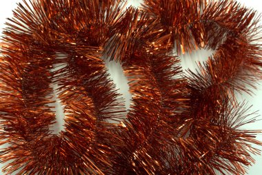 Beyaz zemin üzerine kırmızı gelin teli