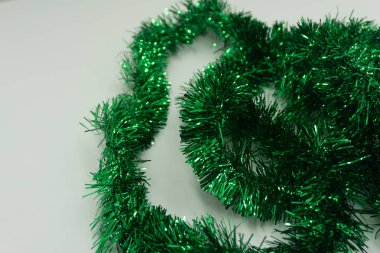 Yeşil Noel tinsel içinde belgili tanımlık geçmiş. Noel yeşil renk. Noel