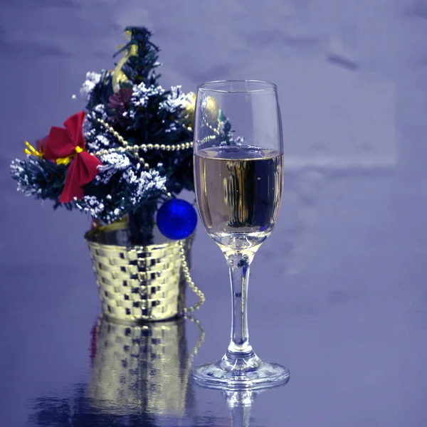 Copo Vinho Tinto Com Árvore Natal — Fotografia de Stock