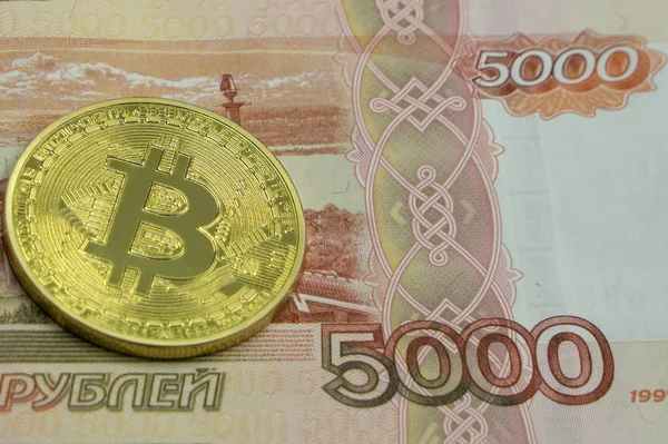 Bitcoin, yeni sanal para fiziksel sürümü. Cryptocurrency, altın ve dolar yatırımcılar için kavramsal görüntü