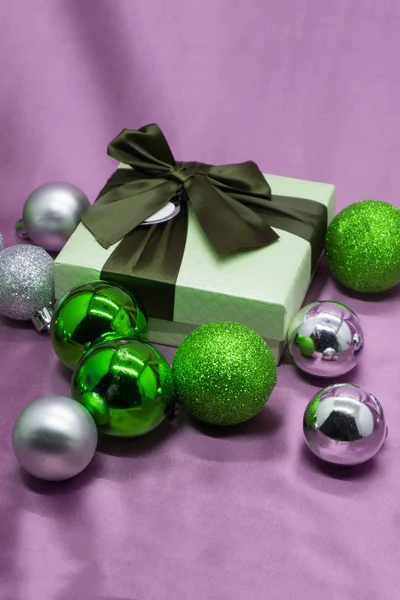Noel süsler ve hediye kutuları pembe mor zemin üzerine arka plan
