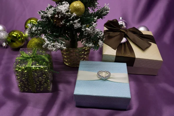 Küçük Noel ağacı küçük hediye kutusu, çam kozalakları,