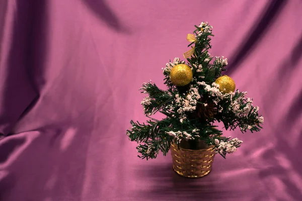 Krásný Vánoční Strom Izolované Bílém Pozadí Studio Shot — Stock fotografie