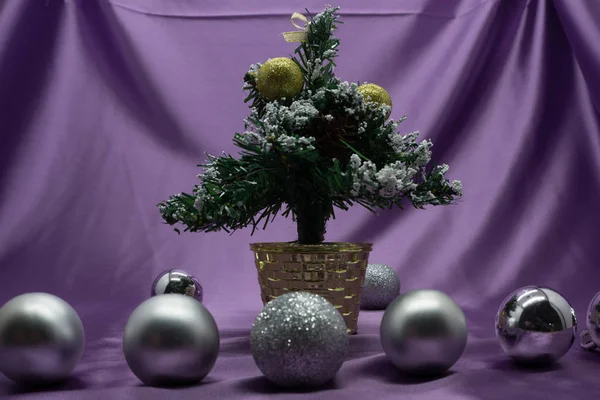 Χριστουγεννιάτικο Δέντρο Διακόσμηση Στολίδια Και Δώρα Στο Λαμπρό Φώτα Φόντο — Φωτογραφία Αρχείου