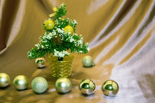 Noel dekorasyon ağaç, baubles ve parlayan ışıklar arka plan üzerinde hediyeler