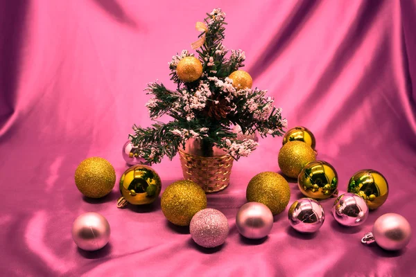 Gran Hermoso Árbol Navidad Decorado Con Globos Rosados Cintas Copos — Foto de Stock