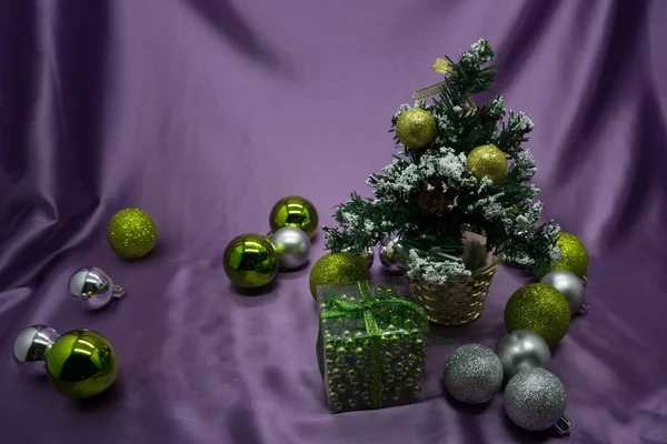 Árbol Navidad Con Regalos Sobre Fondo Púrpura — Foto de Stock