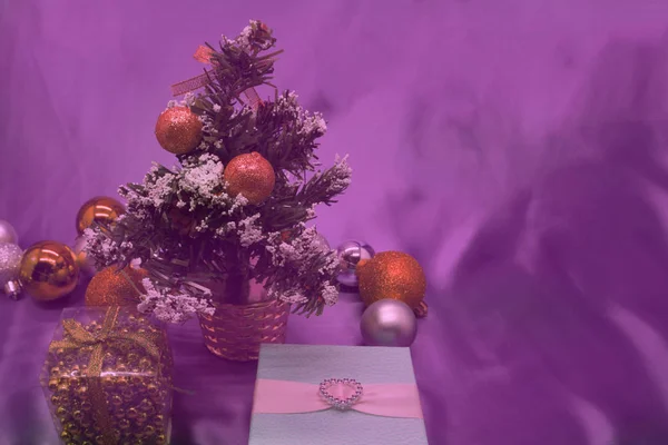 Χριστουγεννιάτικο Δώρο Κουτί Δέντρο Κώνους Χριστούγεννα Μπάλες — Φωτογραφία Αρχείου