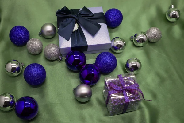 Altın hediye kutuları arka plan üzerinde