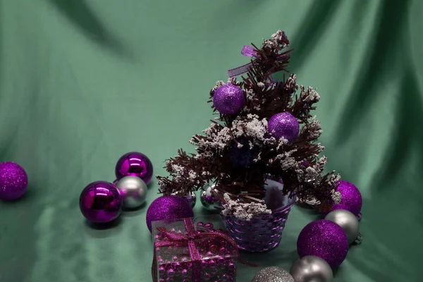 Χριστουγεννιάτικο Δέντρο Μοβ Στολίδια Και Πράσινο Βελόνες Φόντο Desaturated Σαλόνι — Φωτογραφία Αρχείου