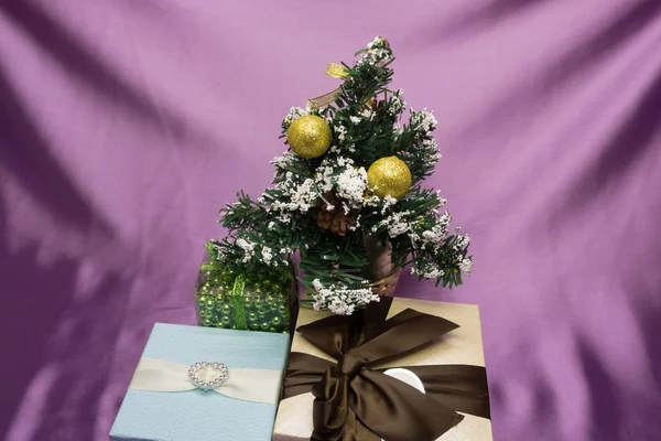 Ağacın altında Noel hediyeleri