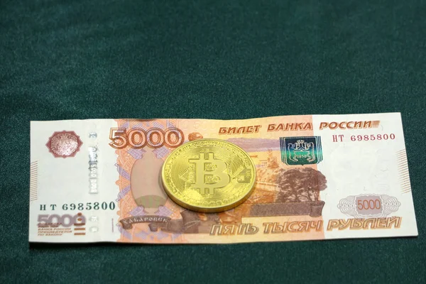 Rus banknotlar üzerinde bir Bitcoin. Portre, makro çekim